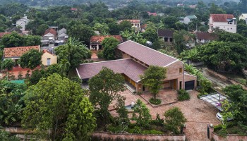 Gia đình ở Phú Thọ làm nhà gỗ xoan, mái ngói đẹp như biệt phủ