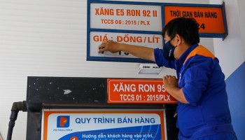 Giá xăng tiếp tục tăng, vượt mốc 30.000 đồng/lít