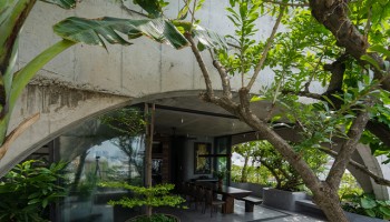Nhà 6 tầng ngập cây xanh, yên bình giữa không gian phố chợ