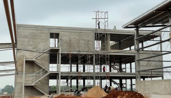 THI CÔNG CẦU THANG THOÁT HIỂM VĂN PHÒNG TRONG DỰ ÁN NHÀ XƯỞNG