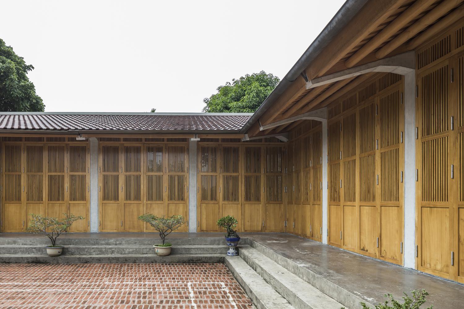 Ngôi nhà gỗ xoan mái ngói tường gạch đỏ đậm chất Việt