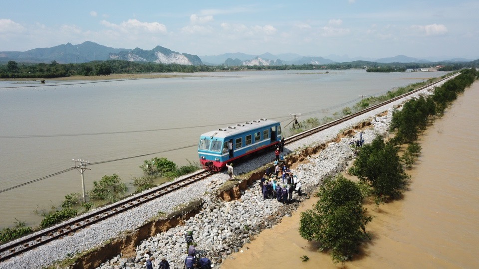 Chạy tàu thử qua đoạn đường sắt bị xói lở