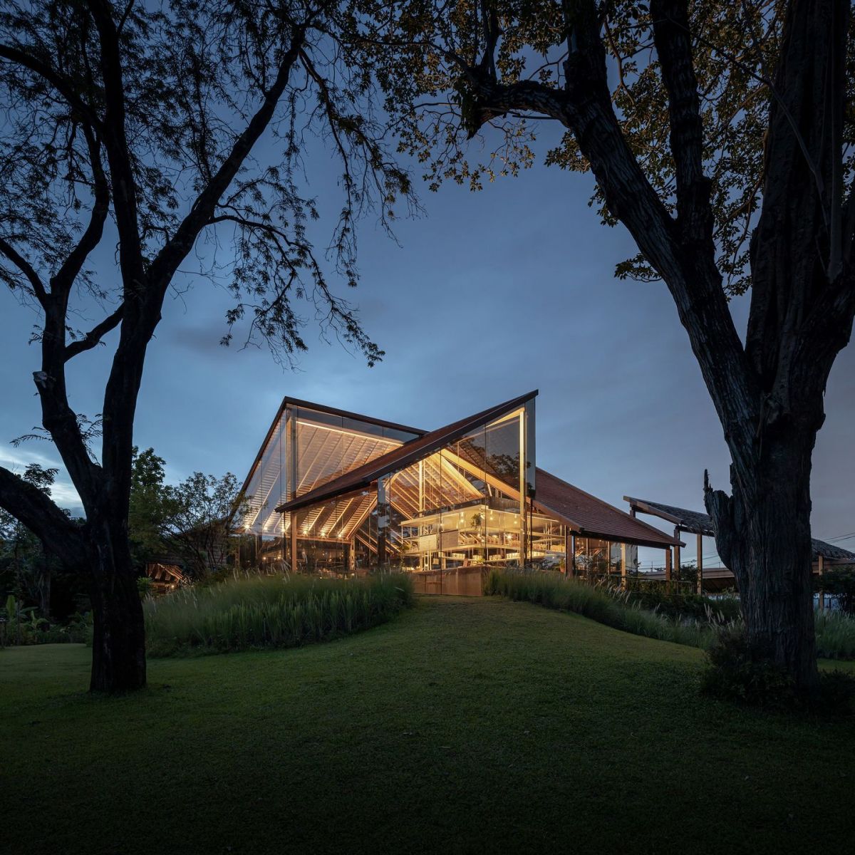 BUILDING UNIQUE - MODERN STEEL COFFEE