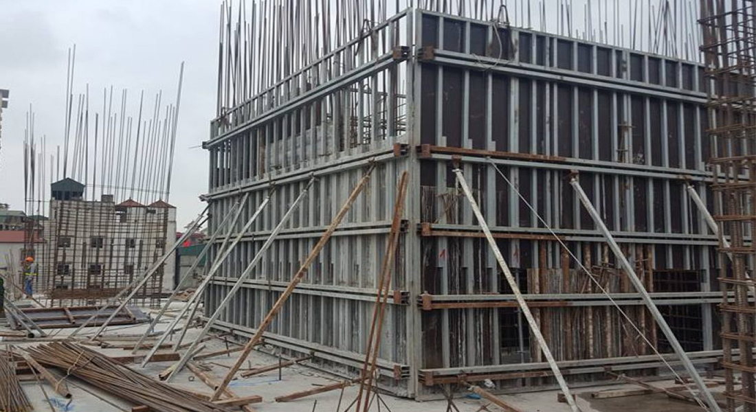 ván khuôn kim loại