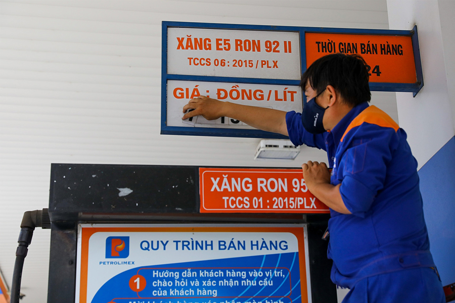 Giá xăng tiếp tục tăng, vượt mốc 30.000 đồng/lít