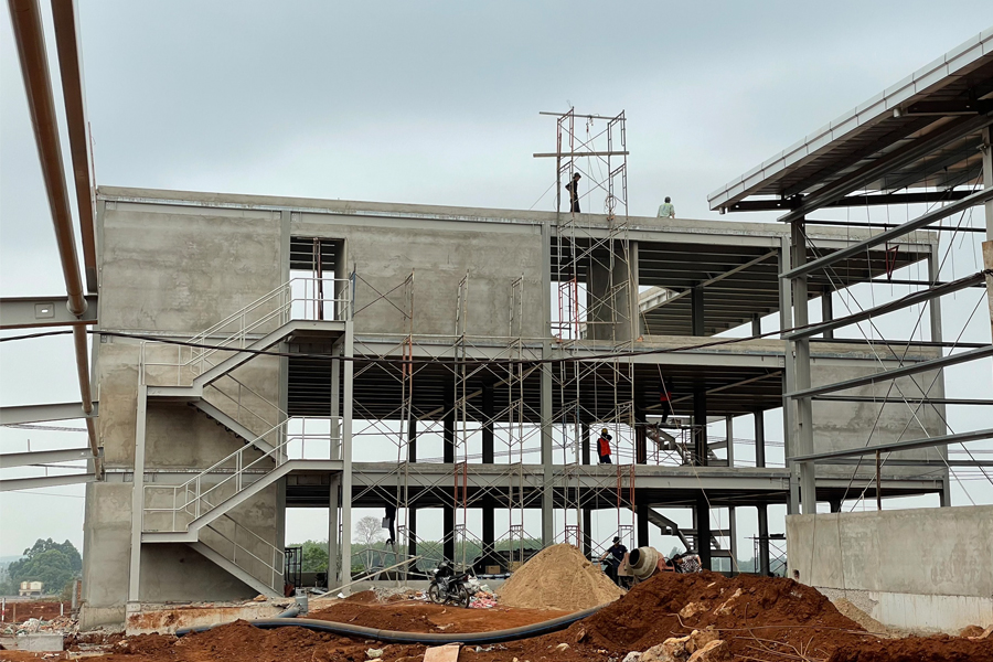 THI CÔNG CẦU THANG THOÁT HIỂM VĂN PHÒNG TRONG DỰ ÁN NHÀ XƯỞNG