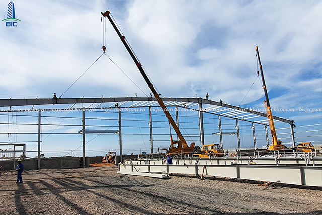 XÂY DỰNG NHÀ XƯỞNG KHUNG THÉP TIỀN CHẾ NHƯ THẾ NÀO ĐỂ ĐẢM BẢO AN TOÀN?